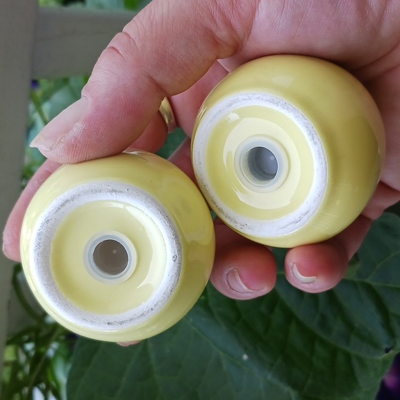 VINTAGE Pastel Yellow Mini Egg Shaped Mod Style Salt & Pepper Shakers - Picture 3 of 4